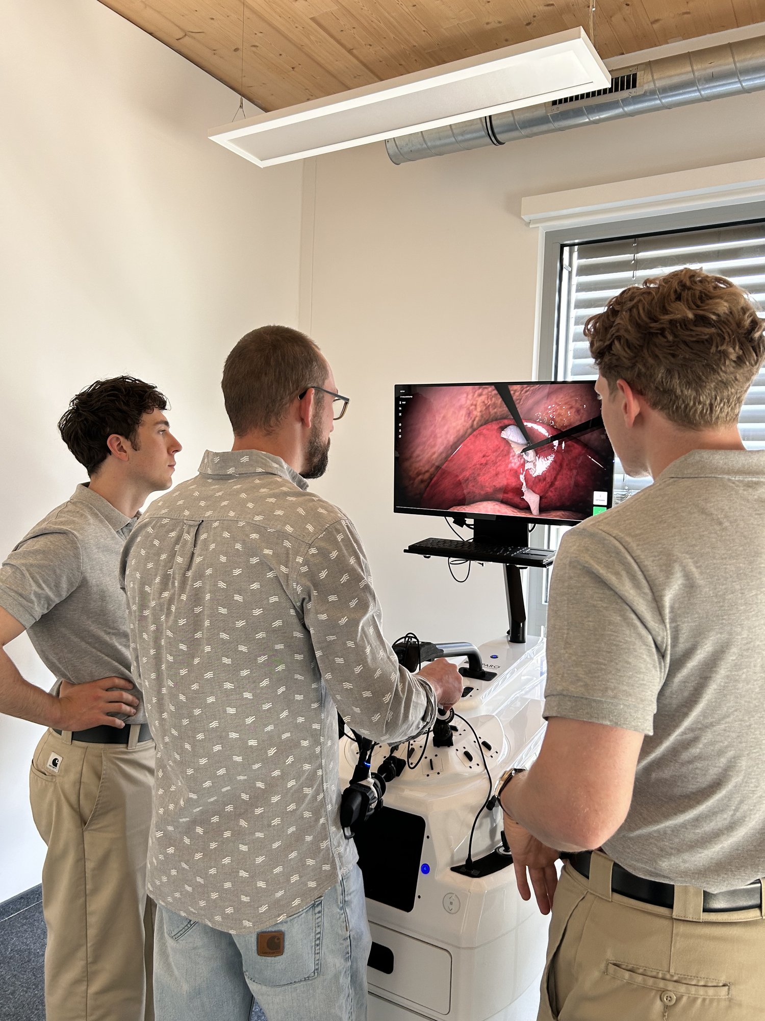 Klinikvertreter und SimMedEx-Team am laparoskopischen VR-Simulator