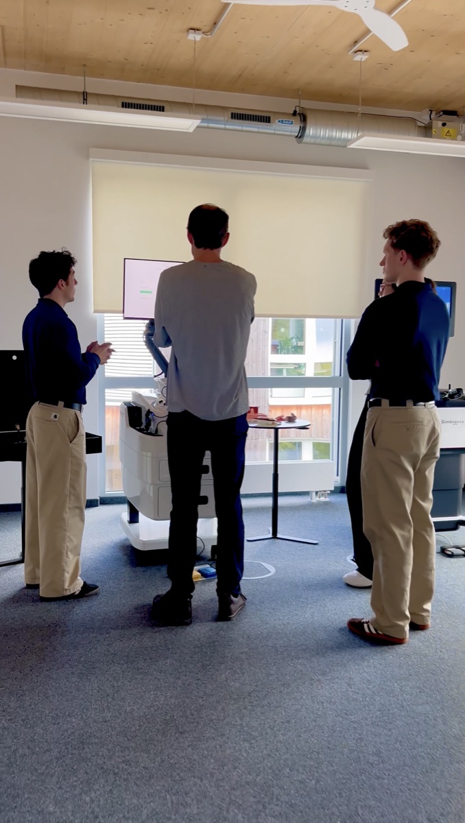 SimMedEx-Team mit Herrn Blase am laparoskopischen VR-Simulator